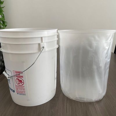 便利 な 赤色 の 使い捨て プラスチック の バケツ ライン パーソナライズ 簡単 に 処分 する 必要 性