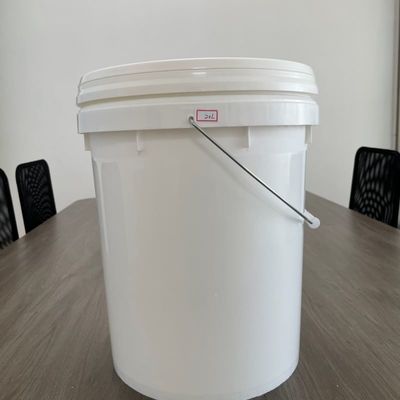 蓋とハンドルを持つ18L丸黒のプラスチックバケツ 多用途容器
