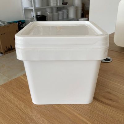 青い色と印刷パターンの 4L 平方プラスチックバケツ食品容器をカスタマイズ