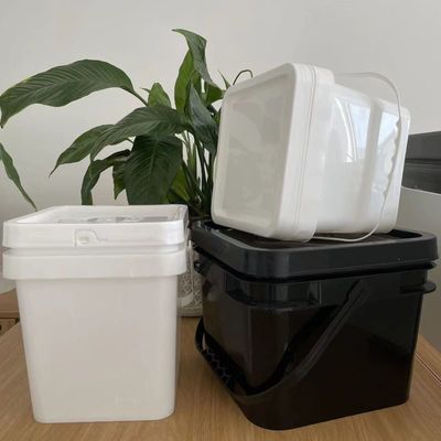 青い色と印刷パターンの 4L 平方プラスチックバケツ食品容器をカスタマイズ