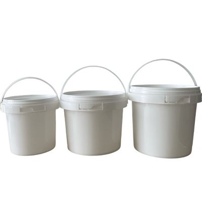 蓋 と ハンドル を 備えた プラスチック の 桶 の 透明 桶 を パーソナライズ する