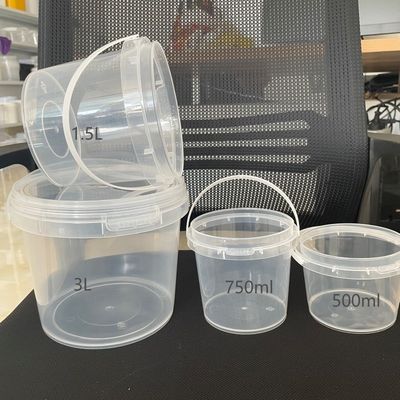 蓋 と ハンドル を 備えた プラスチック の 桶 の 透明 桶 を パーソナライズ する