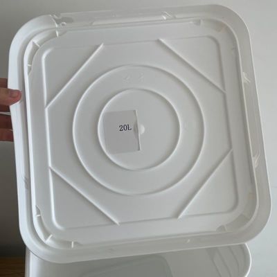 ポリプロピレン と 飲み物 で 作ら れ た 蓋 を 持つ 5 ガロン 20リットル の プラスチック 桶