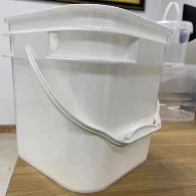 白い四角形デザインの食品グレードの貯蔵容器のためのカスタム印刷プラスチックバケツ