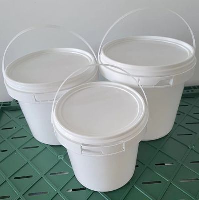 透明なプラスチック製の丸いバケツ 3L 容量のピクルスソースと海鮮のためのハンドル