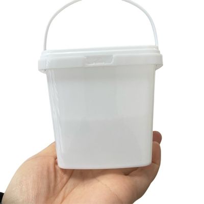 この 透明 な プラスチック 桶 と 密閉 さ れ た 蓋 を 用い て 器具 を きれいに 保管 する