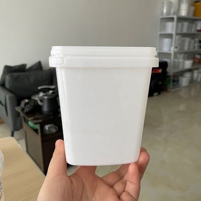この 透明 な プラスチック 桶 と 密閉 さ れ た 蓋 を 用い て 器具 を きれいに 保管 する