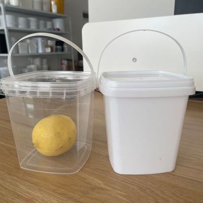 この 透明 な プラスチック 桶 と 密閉 さ れ た 蓋 を 用い て 器具 を きれいに 保管 する