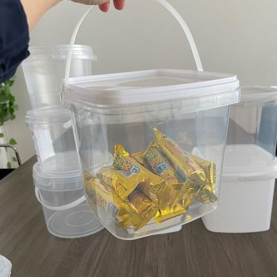 この 透明 な プラスチック 桶 と 密閉 さ れ た 蓋 を 用い て 器具 を きれいに 保管 する