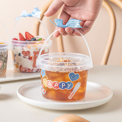 食品の保管や持ち出すための透明なプラスチックバケツ