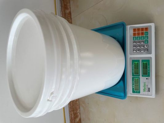 食品 容器 を 5 ガロン 20リットル の プラスチック 桶 と 蓋 で 仕立て て ください