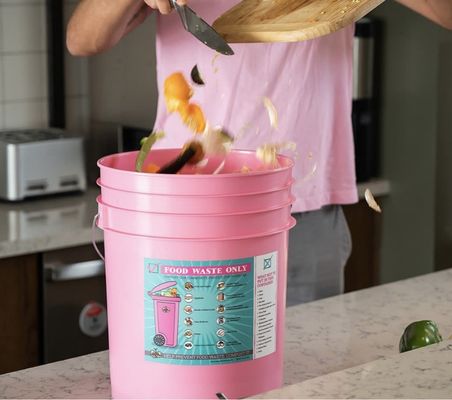プラスチックバケツと産業用蓋付きの20Lの白いコンポスタ容器