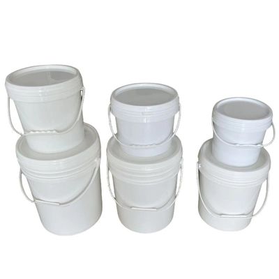 メタルのハンドルとシールされた蓋付きの青い色のプラスチックバケツ