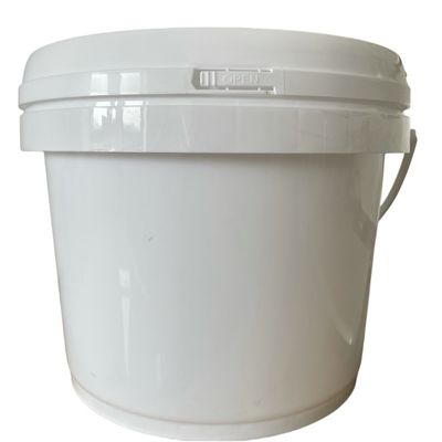 メタルのハンドルとシールされた蓋付きの青い色のプラスチックバケツ