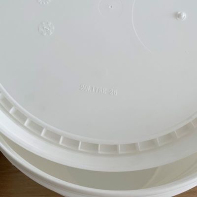 20リットルの白いプラスチックバケツ 涙帯蓋とハンドル