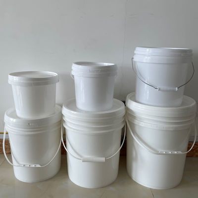 カスタマイズ 1-25L プラスチックバケツ 蓋とハンドル 耐久性のある抗衝撃貯蔵ソリューション