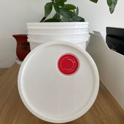 カスタマイズ 1-25L プラスチックバケツ 蓋とハンドル 耐久性のある抗衝撃貯蔵ソリューション