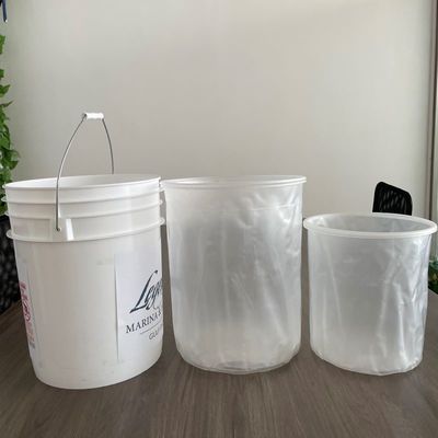 カスタマイズ 1-25L プラスチックバケツ 蓋とハンドル 耐久性のある抗衝撃貯蔵ソリューション