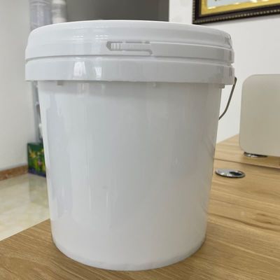 カスタマイズされた 8L ホワイト PP プラスチックバケツ 蓋とハンドル 化学物料に耐える素材