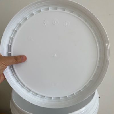 カスタマイズされた 8L ホワイト PP プラスチックバケツ 蓋とハンドル 化学物料に耐える素材
